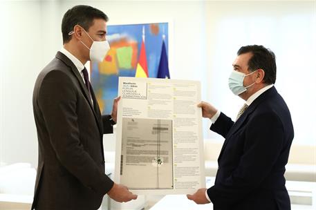 4/03/2022. Pedro Sánchez recibe al periodista Arsenio Escolar. El presidente del Gobierno, Pedro Sánchez, junto al periodista Arsenio Escola...