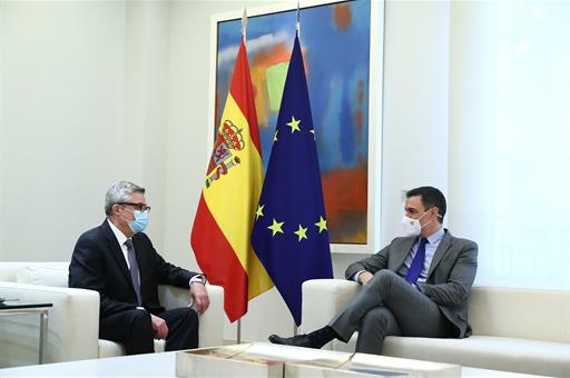 El presidente del Gobierno, Pedro Sánchez, y el embajador de Ucrania en España, Serhii Pohoreltsev, reunidos en La Moncloa