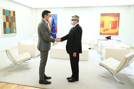 4/04/2022. El presidente del Gobierno se reúne con el embajador de Ucrania en España. El presidente del Gobierno, Pedro Sánchez, saluda al e...