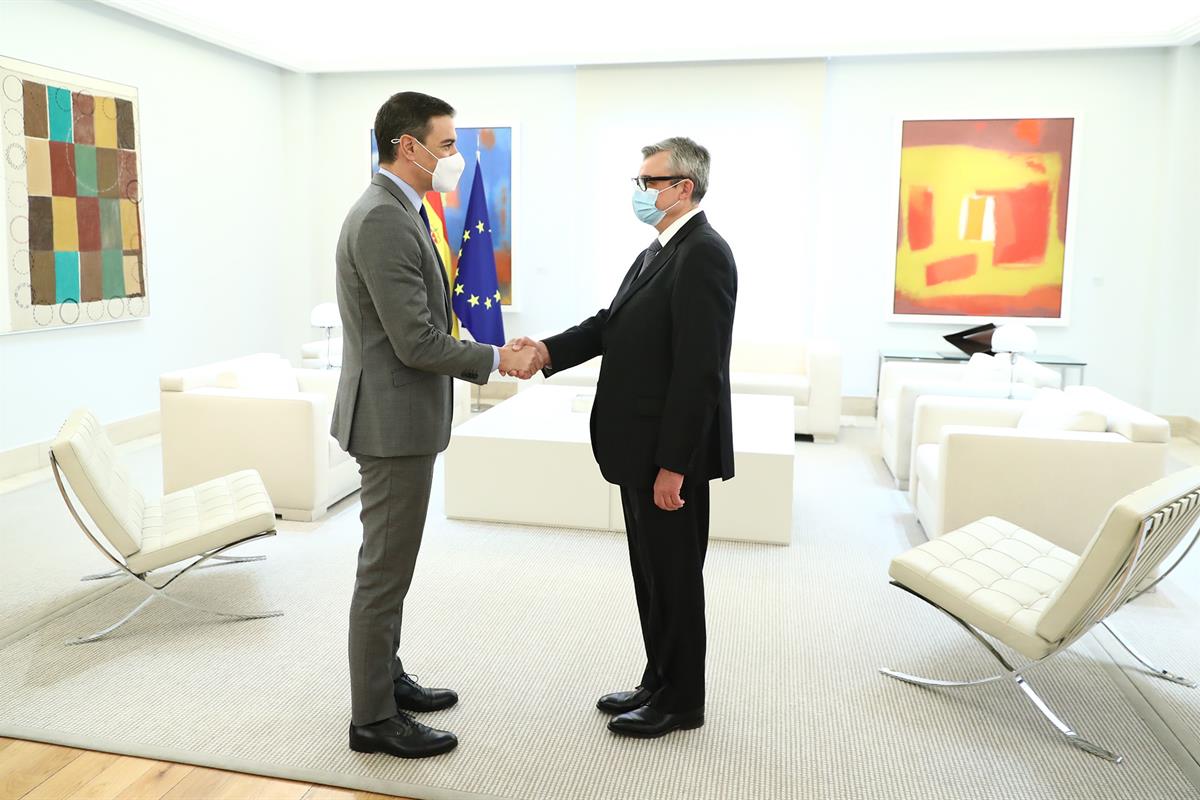 4/04/2022. El presidente del Gobierno se reúne con el embajador de Ucrania en España. El presidente del Gobierno, Pedro Sánchez, saluda al e...