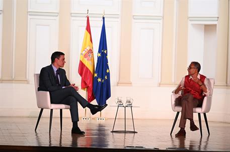 4/07/2022. Pedro S&#225;nchez mantiene un di&#225;logo con el Premio Nobel Abhijit Binayak Banerjee