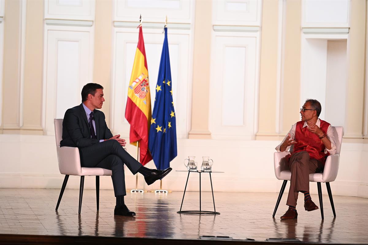 4/07/2022. Pedro Sánchez mantiene un diálogo con el Premio Nobel Abhijit Binayak Banerjee