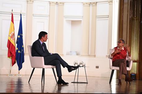 4/07/2022. Pedro Sánchez mantiene un diálogo con el Premio Nobel Abhijit Binayak Banerjee
