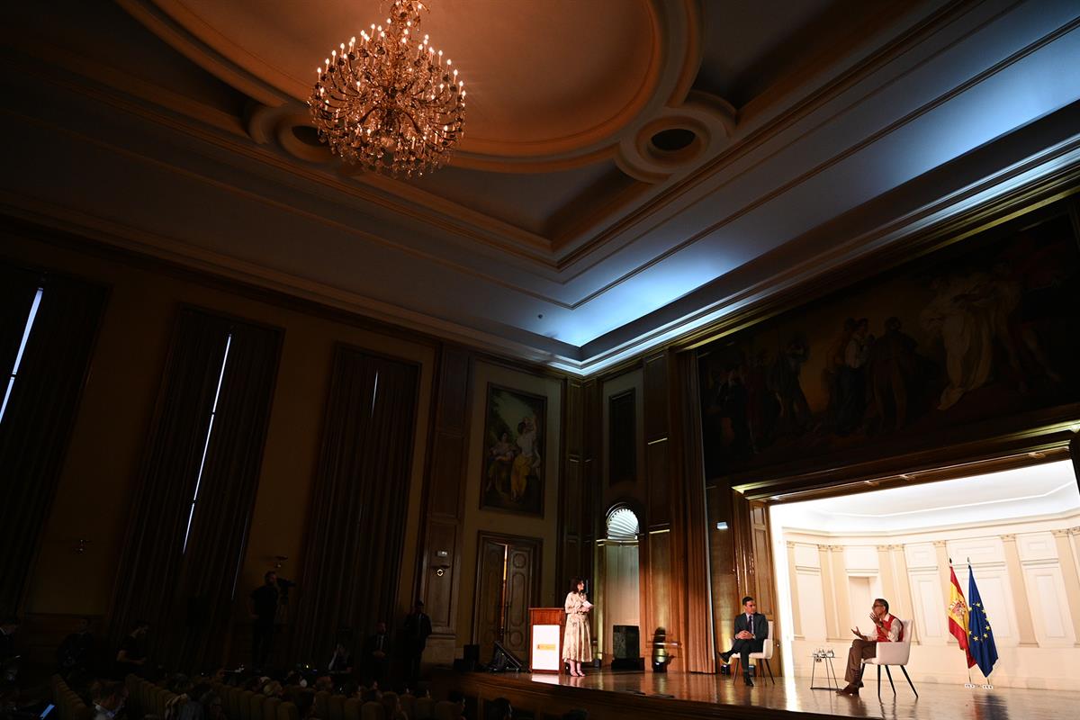 El jefe del Ejecutivo, Pedro Sánchez, y el Premio Nobel en Ciencias Económicas 2019, Abhijit Binayak Banerjee