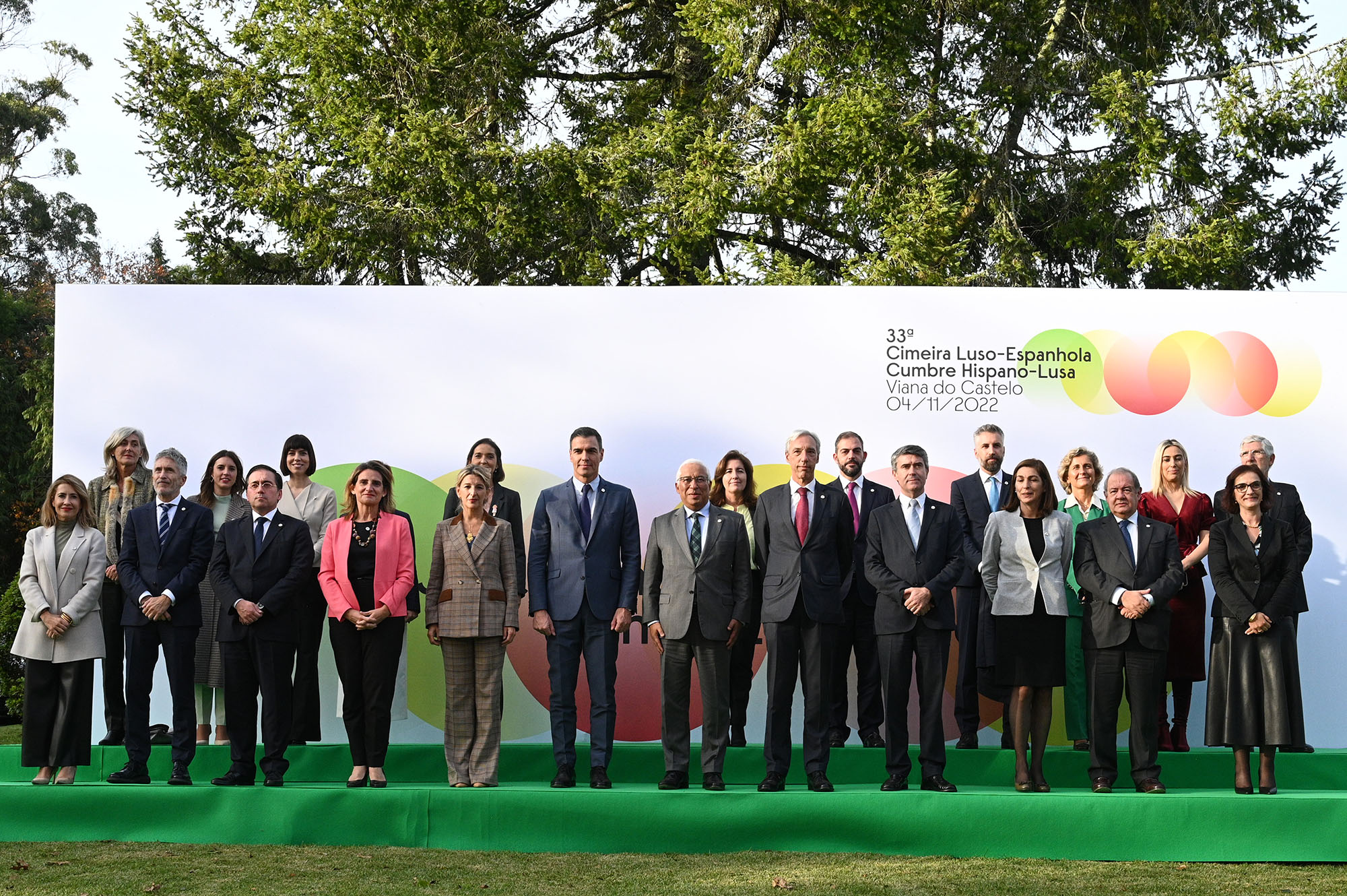 Foto de familia de los miembros de los gobiernos español y portugués participantes en la Cumbre hispano-lusa