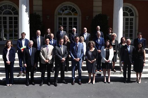 Foto de familia del presidente del Gobierno, Pedro Sánchez, con representantes del Comité Judío Americano en La Moncloa.