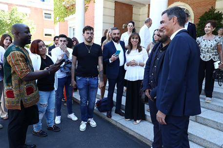 5/09/2022. Pedro Sánchez inaugura el curso político en un acto con participación ciudadana. El presidente charlando con algunos de los asist...
