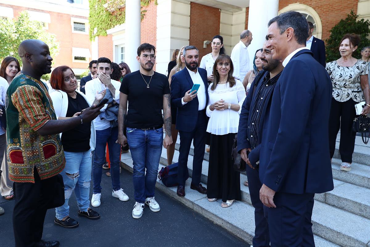 5/09/2022. Pedro Sánchez inaugura el curso político en un acto con participación ciudadana. El presidente charlando con algunos de los asist...