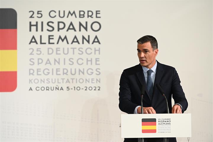 El presidente del Gobierno, Pedro Sánchez, durante su comparecencia ante los medios de comunicación con el canciller de Alemania