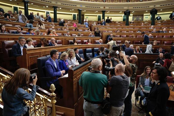 El presidente del Gobierno, Pedro Sánchez, al inicio de la sesión de control en el Congreso de los Diputados