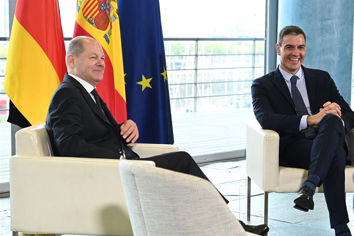 El presidente del Gobierno, Pedro Sánchez, y el canciller alemán, Olaf Scholz, durante su reunión en la Cumbre Hispano-Alemana