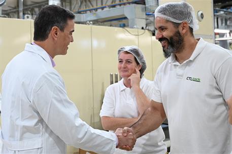 5/11/2022. Pedro S&#225;nchez visita las instalaciones de la empresa CTLpack. El presidente del Gobierno, Pedro S&#225;nchez, saluda a trabajadores de...