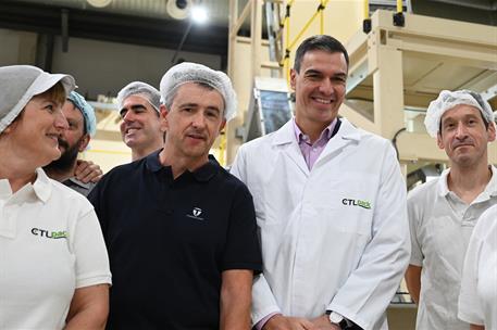 5/11/2022. Pedro Sánchez visita las instalaciones de la empresa CTLpack. El presidente del Gobierno, Pedro Sánchez, junto a trabajadores de ...