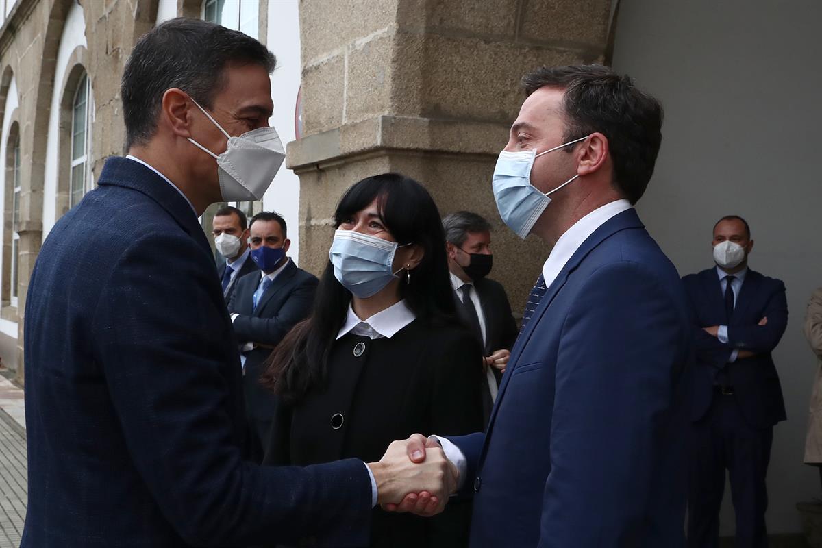 6/04/2022. Pedro Sánchez visita los astilleros de Navantia en Ferrol. El presidente del Gobierno, Pedro Sánchez, es recibido, a su llegada a...