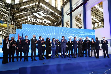 6/04/2022. Pedro Sánchez visita los astilleros de Navantia en Ferrol. Foto de familia al término de la visita del presidente del Gobierno, P...
