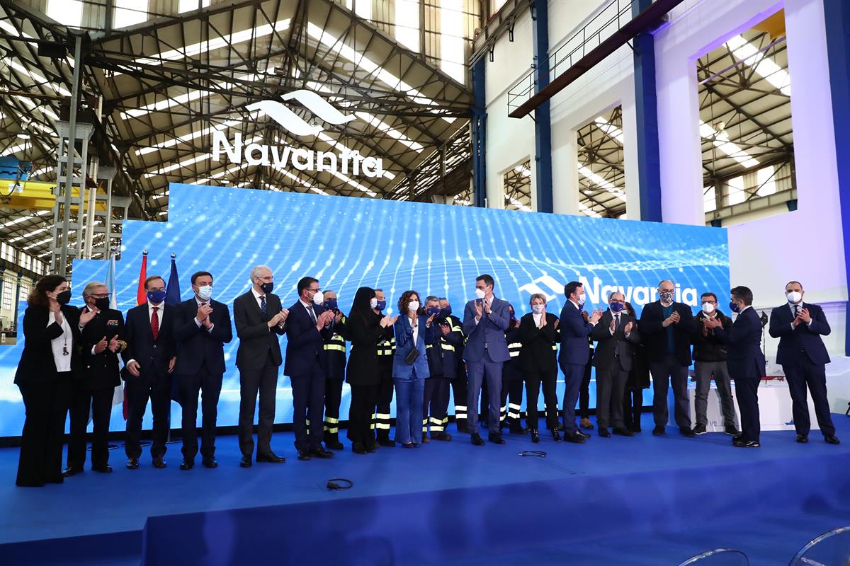 6/04/2022. Pedro Sánchez visita los astilleros de Navantia en Ferrol. Foto de familia al término de la visita del presidente del Gobierno, P...
