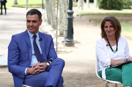 6/06/2022. Sánchez se reúne con representantes de la Asamblea Ciudadana para el Clima. Pedro Sánchez y Teresa Ribera durante la reunión, en ...