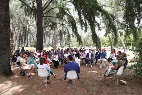 6/06/2022. Sánchez se reúne con representantes de la Asamblea Ciudadana para el Clima. Sánchez, Ribera y todos los participantes en el acto.