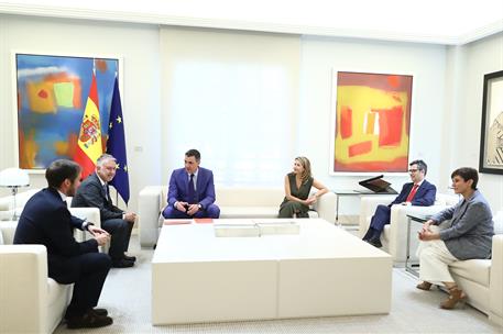 6/06/2022. Sánchez se reúne con el presidente de Canarias y el presidente del Cabildo Insular de La Palma. Pedro Sánchez, acompañado de la m...