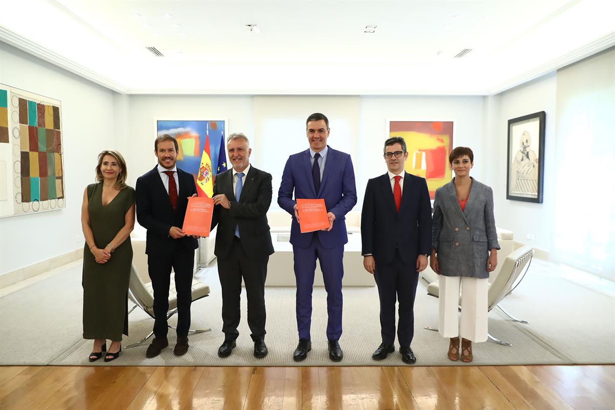 6/06/2022. Sánchez se reúne con el presidente de Canarias y el presidente del Cabildo Insular de La Palma. Pedro Sánchez, acompañado de la m...
