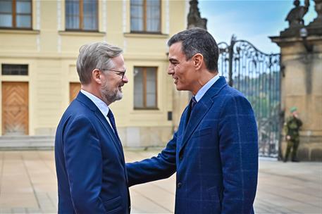 6/10/2022. Pedro Sánchez asiste a la reunión de la Comunidad Política Europea. El presidente del Gobierno, Pedro Sánchez, recibido por el pr...