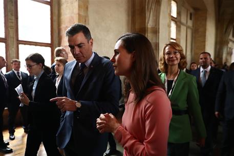 6/10/2022. Pedro Sánchez asiste a la reunión de la Comunidad Política Europea. El presidente del Gobierno, Pedro Sánchez, charla con la prim...