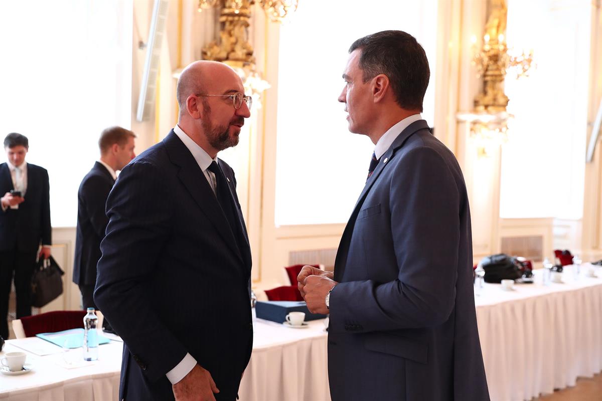 6/10/2022. Pedro Sánchez asiste a la reunión de la Comunidad Política Europea. El presidente del Gobierno, Pedro Sánchez, departe con el pre...