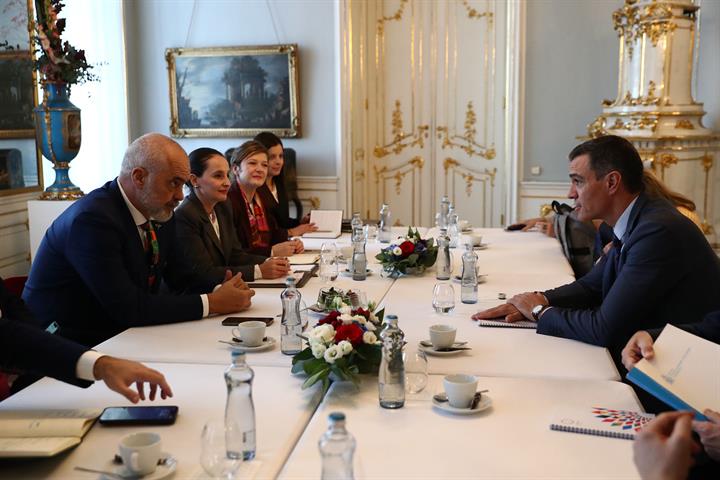 El presidente del Gobierno, Pedro Sánchez, y el primer ministro de Albania, Edi Rama.