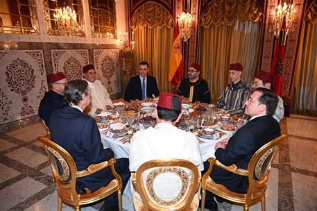 7/04/2022. Pedro Sánchez se reúne con el rey de Marruecos, Mohamed VI. El presidente del Gobierno, Pedro Sánchez, durante la cena ofrecida p...