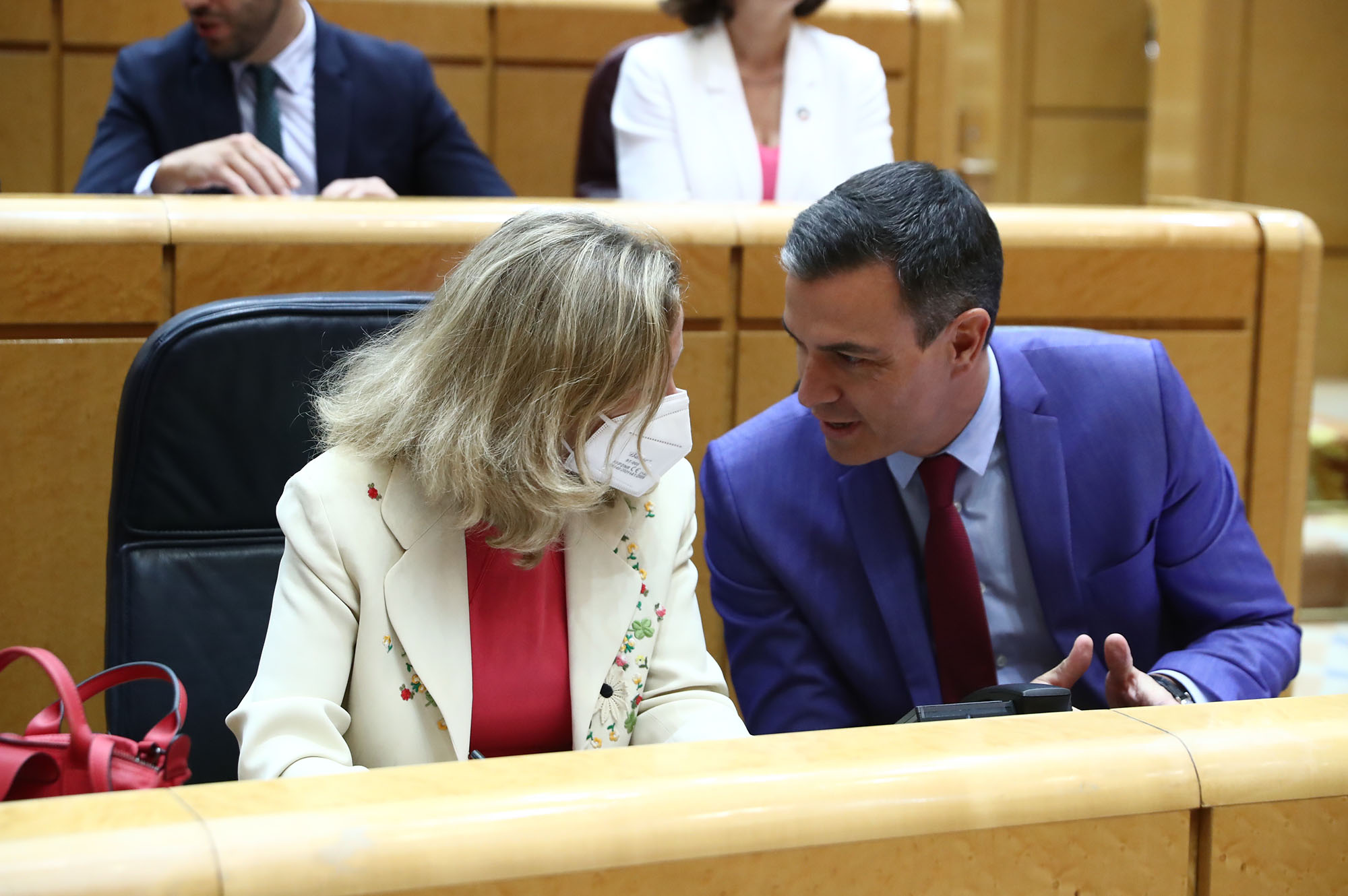 7/06/2022. Pedro Sánchez interviene en la sesión de control en el Senado. El presidente del Gobierno, Pedro Sánchez, conversa con la vicepre...