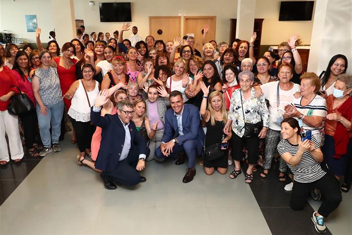Foto de familia tras la visita del presidente Pedro S&aacute;nchez