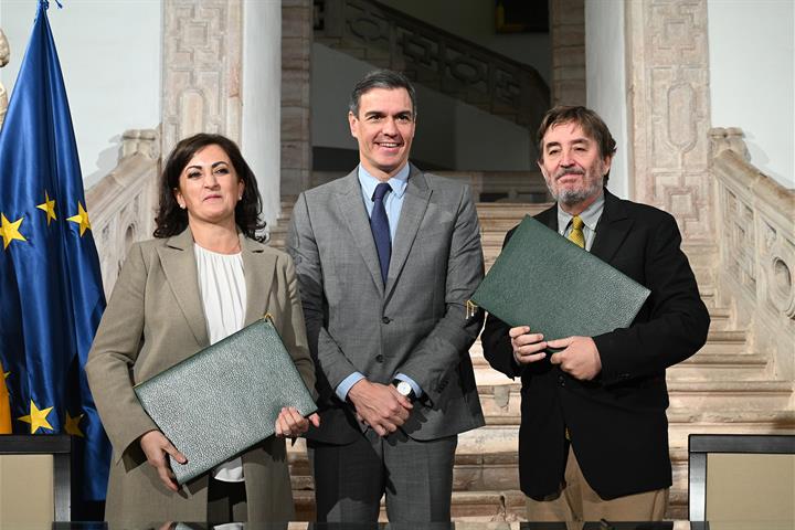 Pedro Sánchez, junto a la presidenta de La Rioja, Concha Andreu, y el director del Instituto Cervantes, Luis García Montero