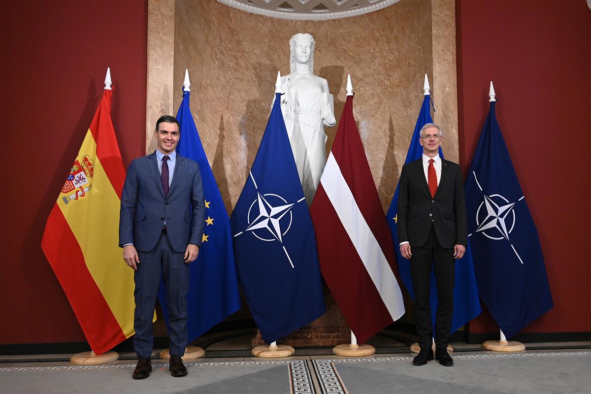 8/03/2022. El presidente del Gobierno viaja a Letonia. El presidente del Gobierno, Pedro Sánchez, junto al primer ministro de Letonia, Artur...
