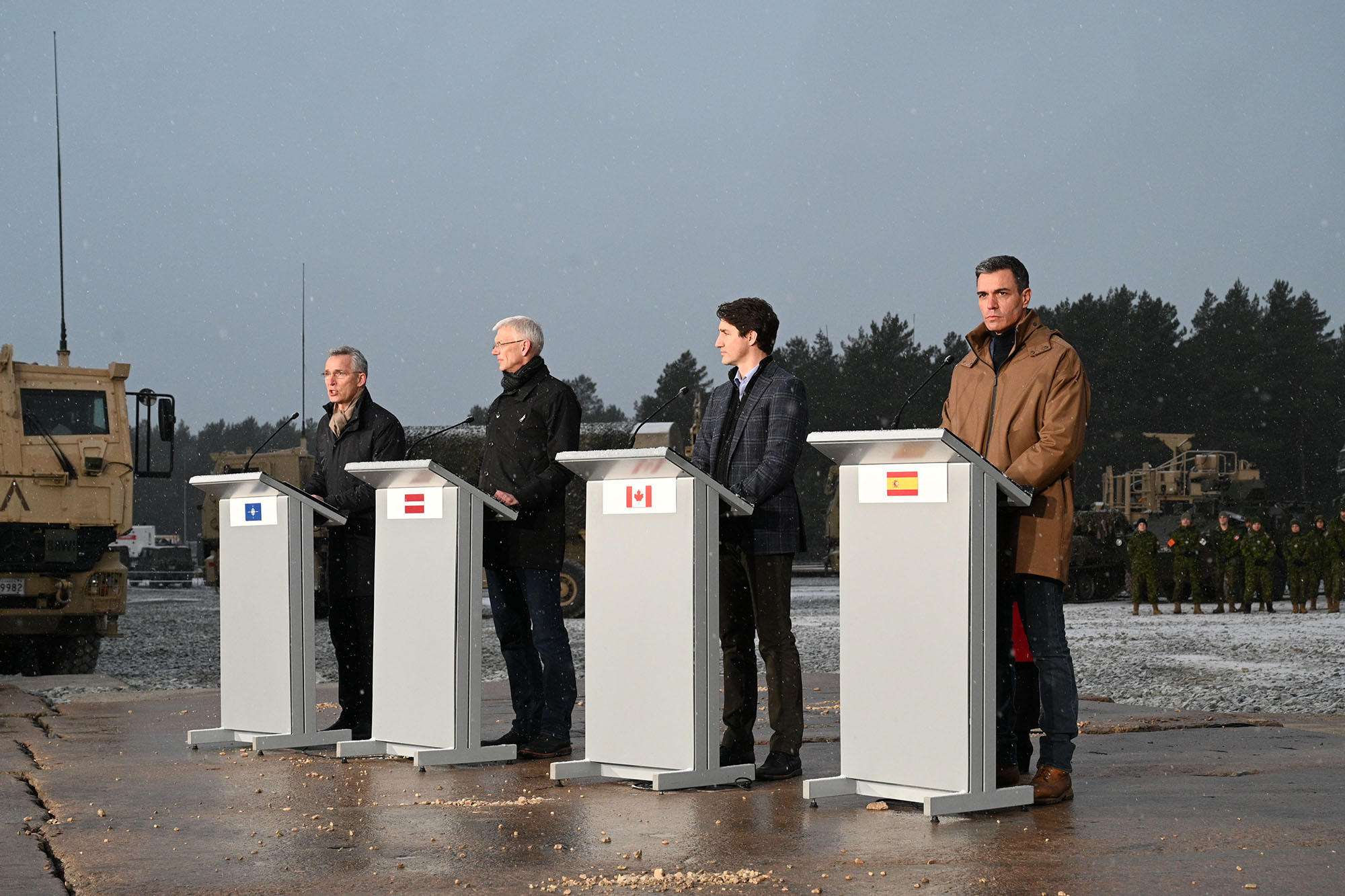 El presidente Pedro Sánchez junto a los primeros ministros de Letonia y Canadá y el secretario general de la OTAN