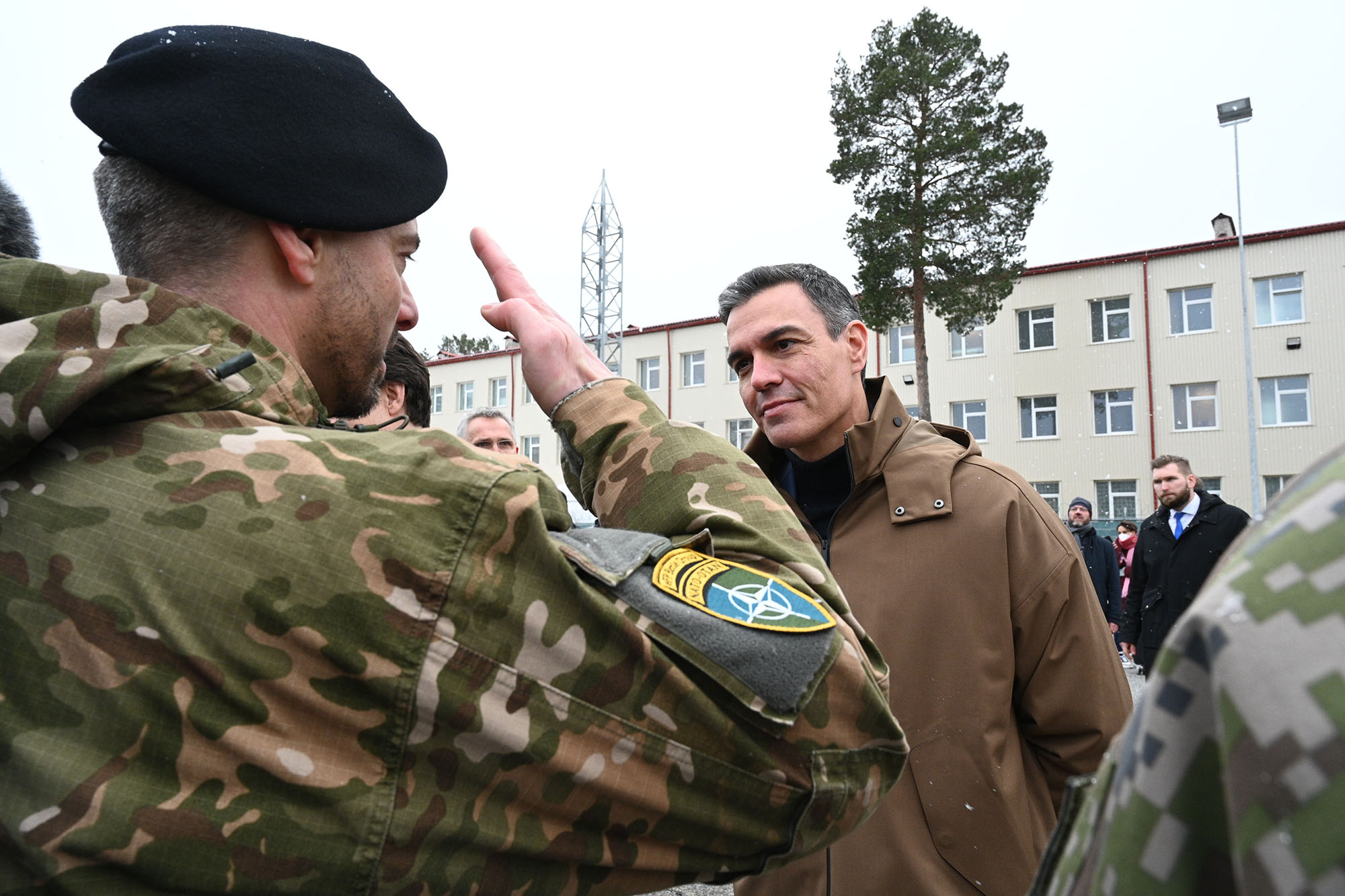 Un miembro del destacamento español en la base de Azi saluda al presidente del Gobierno