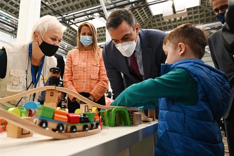 8/04/2022. Sánchez visita el Centro de Atención, Recepción y Derivación de refugiados ucranianos en Barcelona. El presidente del Gobierno, P...