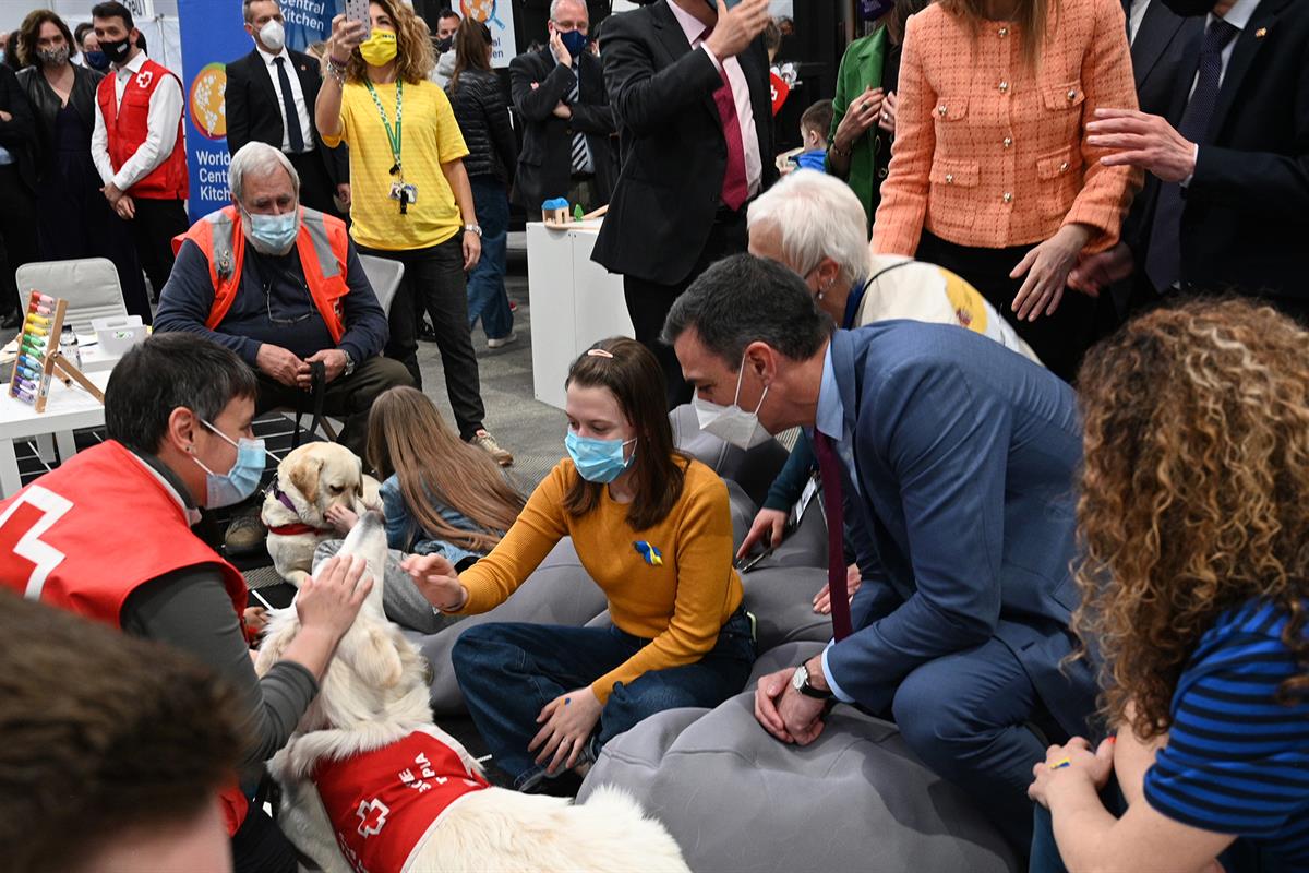 8/04/2022. Sánchez visita el Centro de Atención, Recepción y Derivación de refugiados ucranianos en Barcelona. El presidente del Gobierno, P...