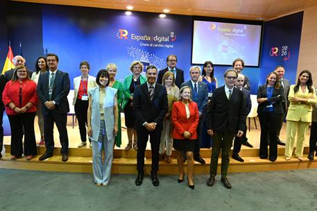 8/07/2022. Pedro Sánchez clausura el acto de presentación de 'España Digital 2026'. Foto de familia al acabar el acto de presentación, con e...