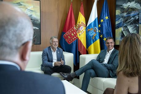 8/08/2022. Sánchez se reúne con el presidente de Canarias y la presidenta del cabildo de Lanzarote. El presidente del Gobierno, Pedro Sánche...