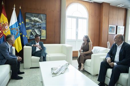 8/08/2022. S&#225;nchez se re&#250;ne con el presidente de Canarias y la presidenta del cabildo de Lanzarote