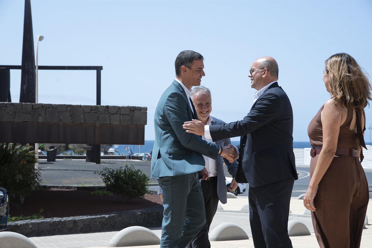 8/08/2022. Sánchez se reúne con el presidente de Canarias y la presidenta del cabildo de Lanzarote. El presidente del Gobierno, Pedro Sánche...