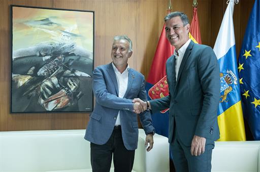 El presidente del Gobierno, Pedro Sánchez, saluda al presidente de Canarias, Ángel Víctor Torres