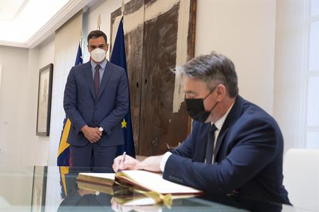 9/02/2022. Pedro Sánchez recibe al presidente de turno de Bosnia y Herzegovina. El presidente de la presidencia tripartita de Bosnia y Herze...