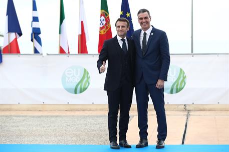 9/12/2022. IX Cumbre Euromediterránea EU-MED9. El presidente del Gobierno, Pedro Sánchez, recibe al presidente de la República Francesa, Emm...