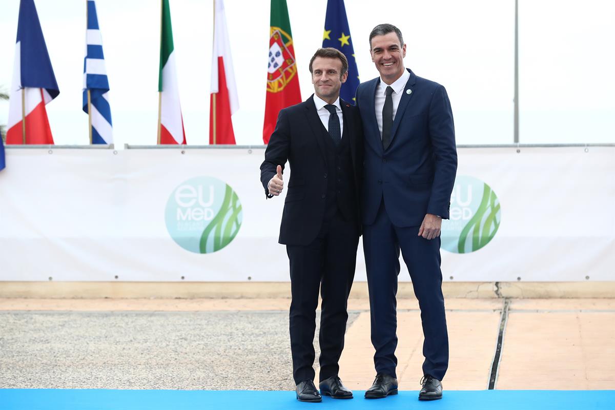 9/12/2022. IX Cumbre Euromediterránea EU-MED9. El presidente del Gobierno, Pedro Sánchez, recibe al presidente de la República Francesa, Emm...