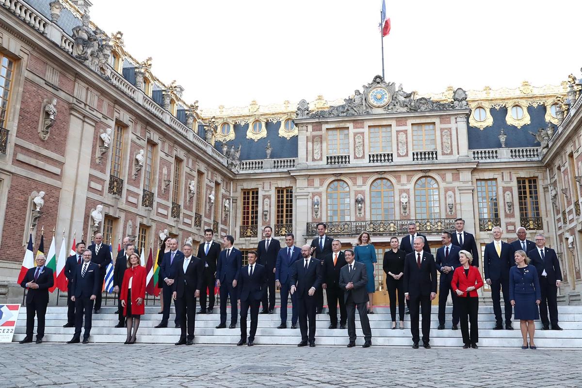 10/03/2022. Pedro Sánchez asiste a la cumbre informal de los jefes de Estado y de Gobierno de la Unión Europea. Foto de familia de los jefes...