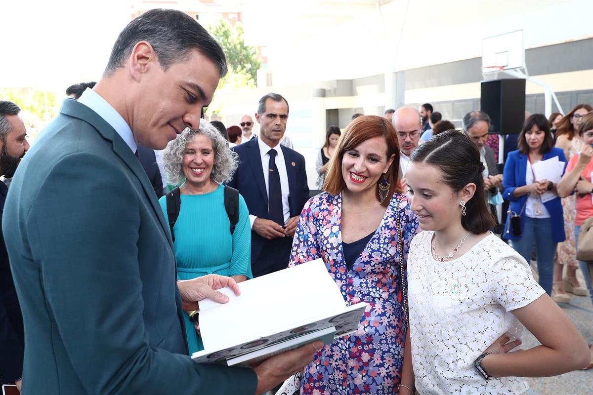 Pedro Sánchez charla con unas asistentes al acto de presentación del Plan