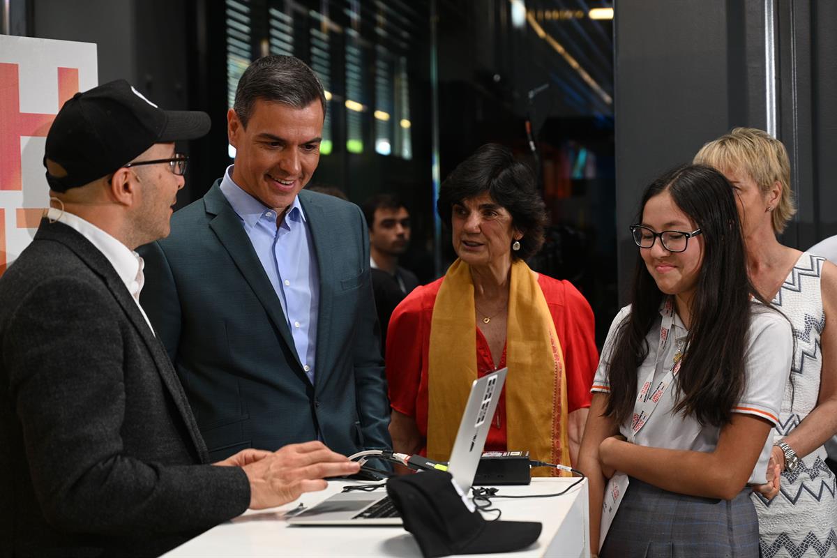 10/06/2022. Sánchez clausura el encuentro de emprendedores South Summit 2022. El presidente del Gobierno, Pedro Sánchez, conversa con los pa...