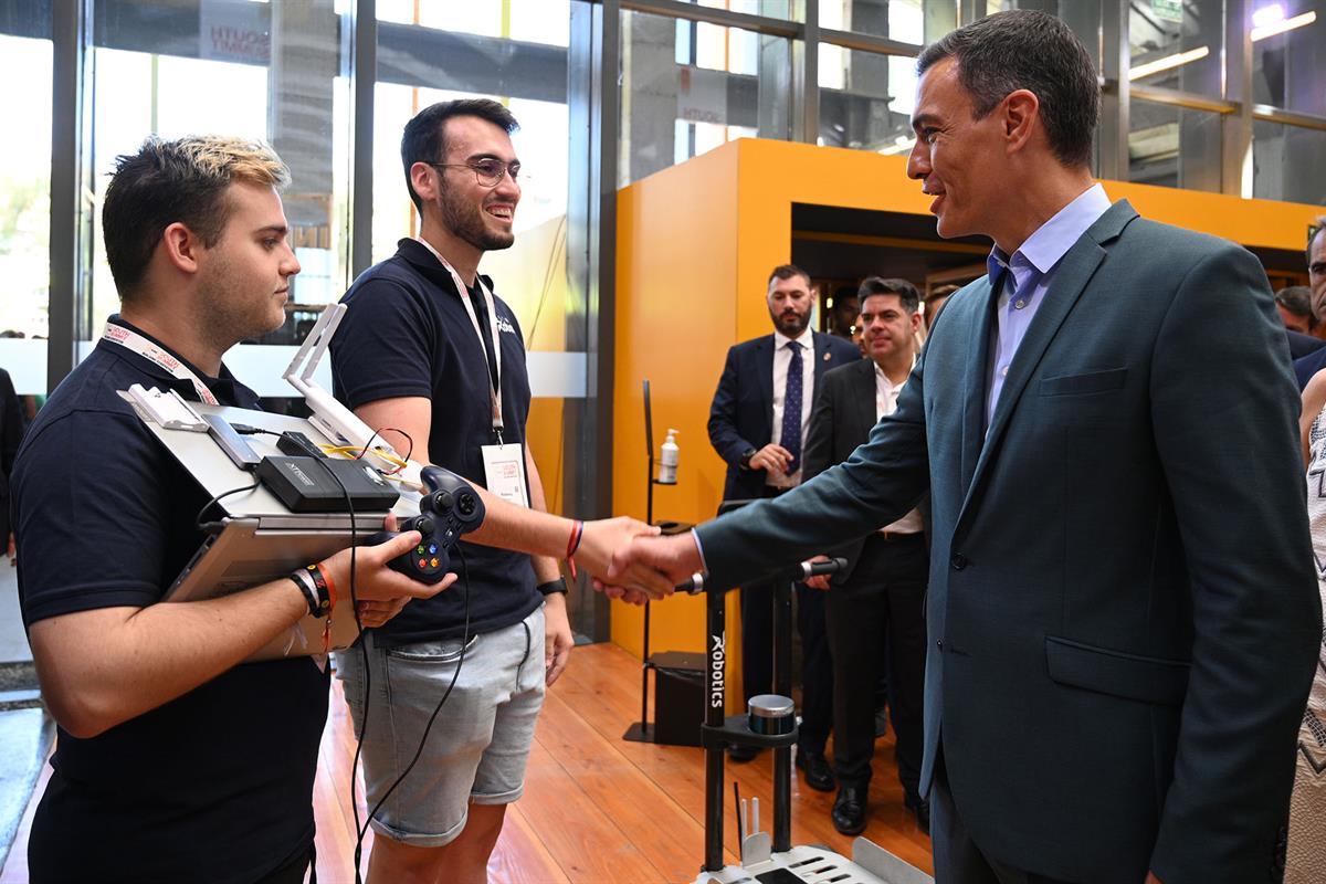 10/06/2022. Sánchez clausura el encuentro de emprendedores South Summit 2022. El presidente del Gobierno, Pedro Sánchez, saluda a dos emprendedores.