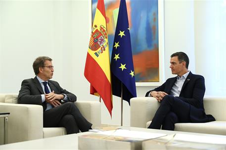 10/10/2022. Pedro Sánchez mantiene un encuentro con Alberto Núñez Feijóo. El presidente del Gobierno, Pedro Sánchez, mantiene un encuentro c...